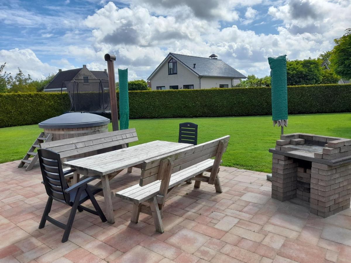 Wellnesshuis Met Hottub, Ligbad En Grote Tuin Villa Tzummarum Exterior photo
