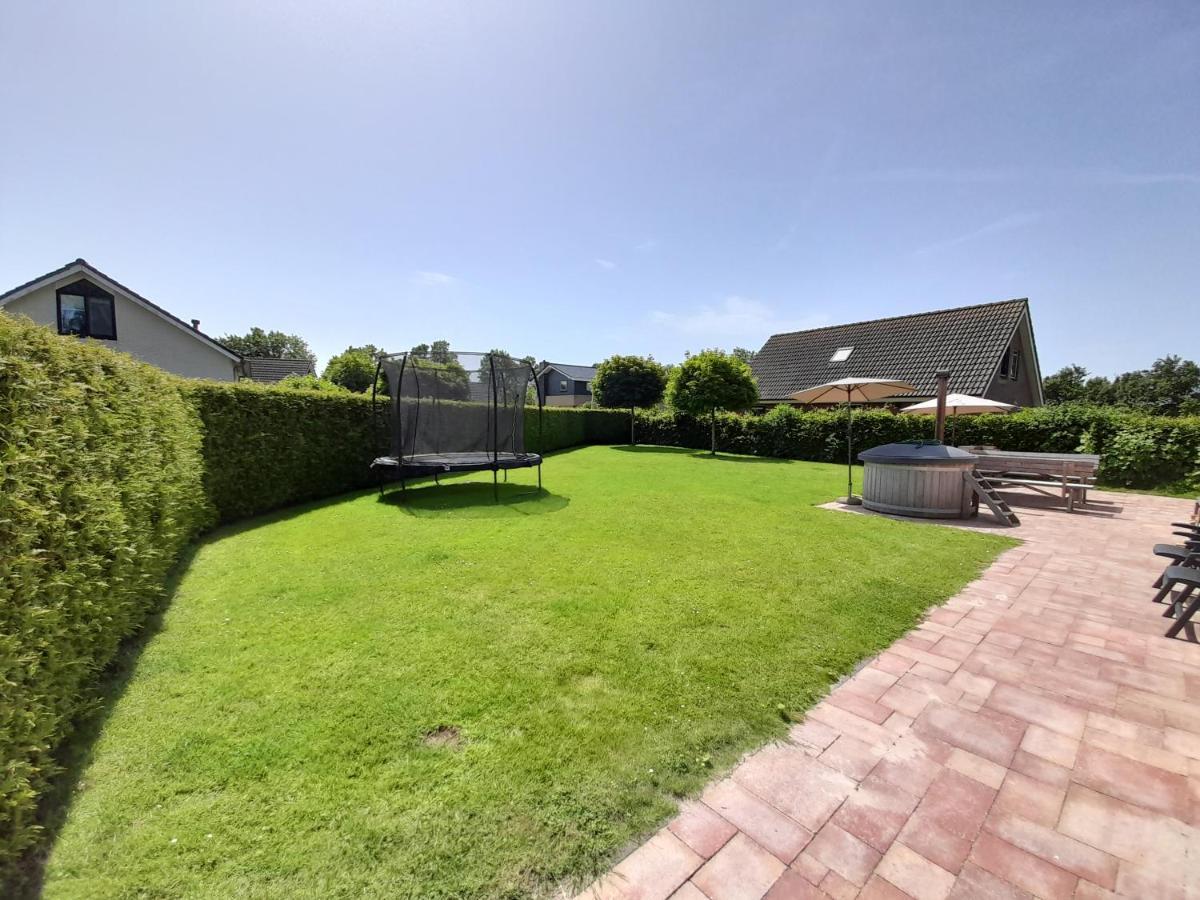 Wellnesshuis Met Hottub, Ligbad En Grote Tuin Villa Tzummarum Exterior photo